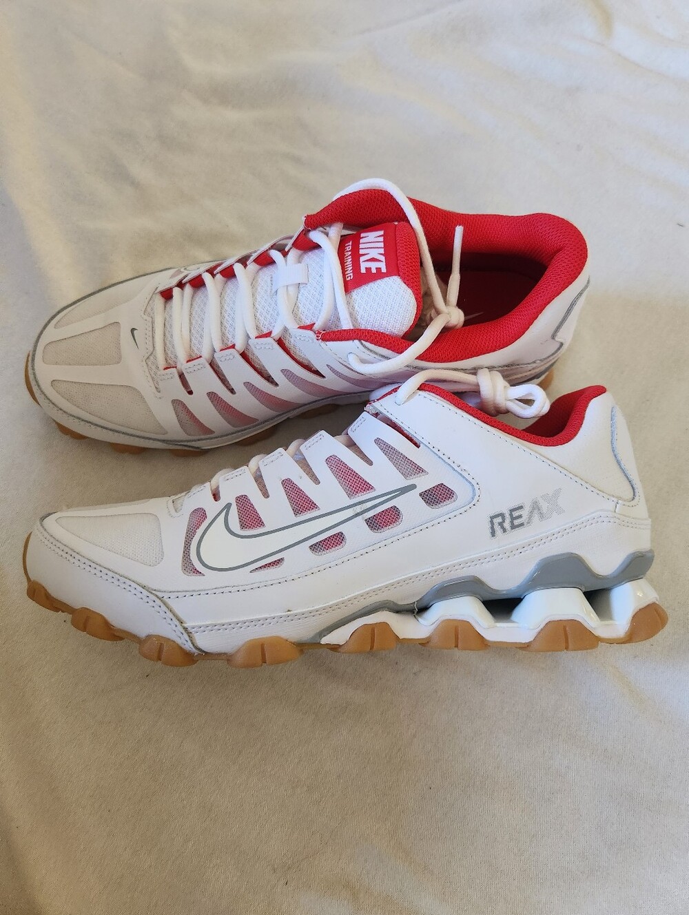 Nike Reax 8 TR Mesh Sneakers Mens 9 White Red 621716-103 Walking Shoes NEW